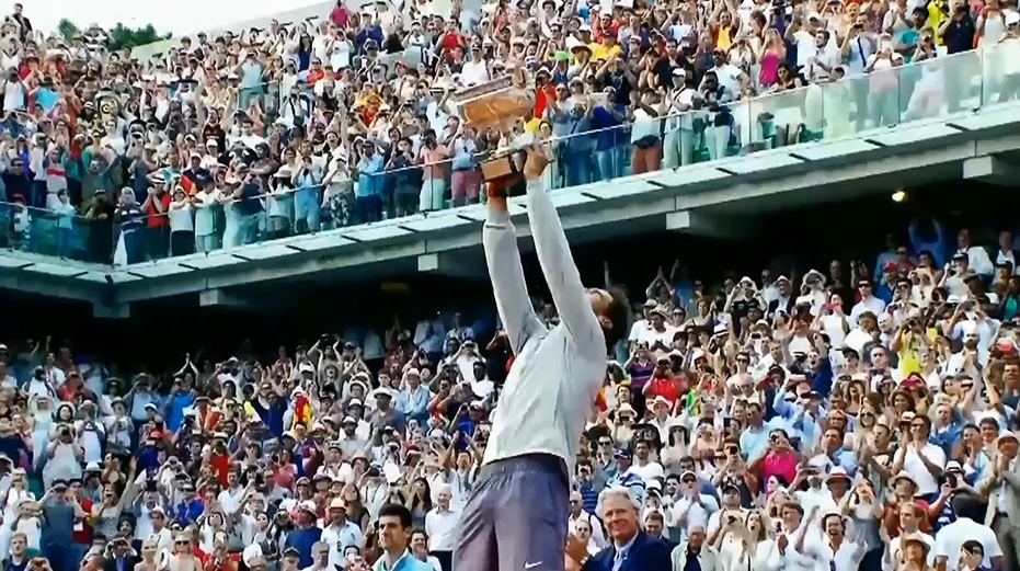 Raphael Nadal mit Siegertrophäe bei den French Open