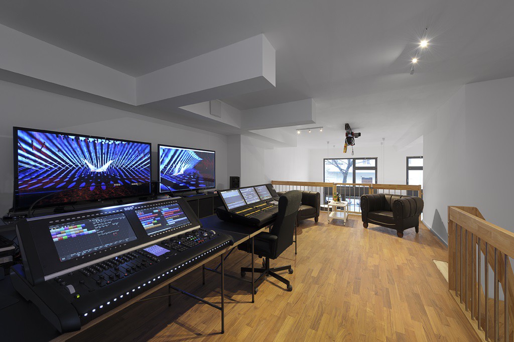 Galerie mit Hog 4 und grandMA 2 in den Räumen von Prefocus