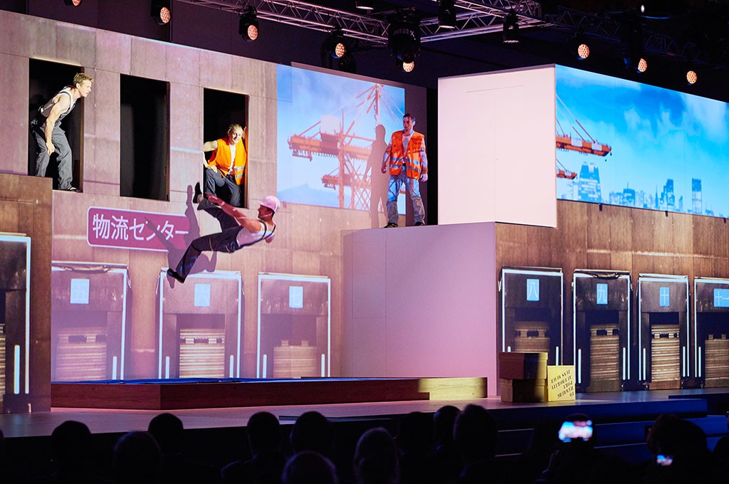 Eröffnungsshow mit Videomapping und Trampolinkünstlern