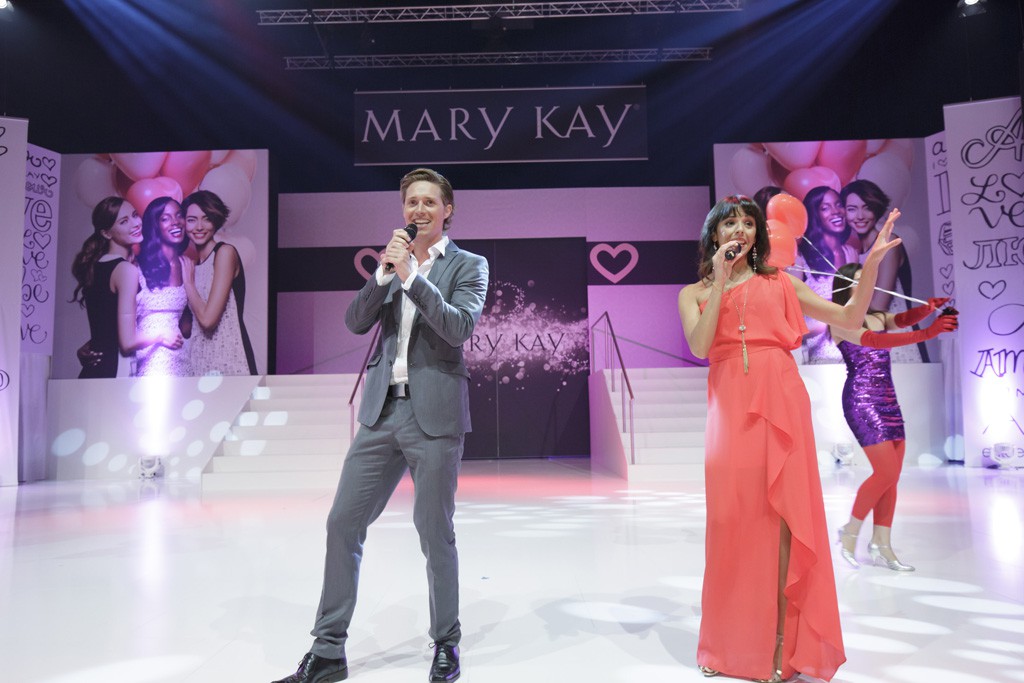 Die Musical-Stars Lukas Perman und Marjan Shaki bei einem Auftritt für Mary Kay Cosmetics.