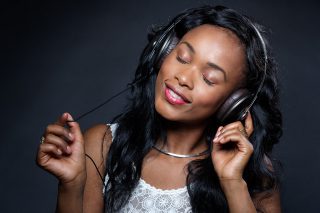 Terja Diava mit Kopfhörern