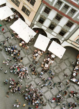 Touristen auf einem Platz