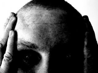 Mann mit Kopfschmerzen