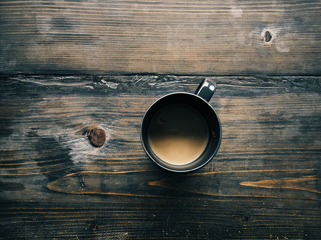 Kaffeetasse auf Holztisch 