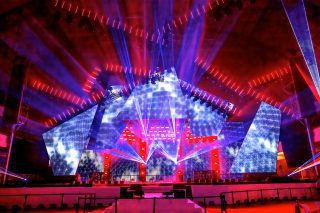 Die Bühne des LEA-Awards 2016 in der Frankfurter Festhalle erstrahlte im Licht von u. a. 100 SGM G-1 LED Moving-Heads. Lichtdesign: Jerry Appelt