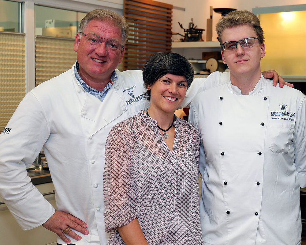 FSGG-Geschäftsführer Frank Schwarz und die stellvertretende Geschäftsführerin Silvia Borghorst freuen sich zusammen mit ihrem ehemaligen Auszubildenden Norman von der Weydt. 