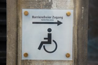 Hinweis-Schild auf einen barrierefreien Zugang
