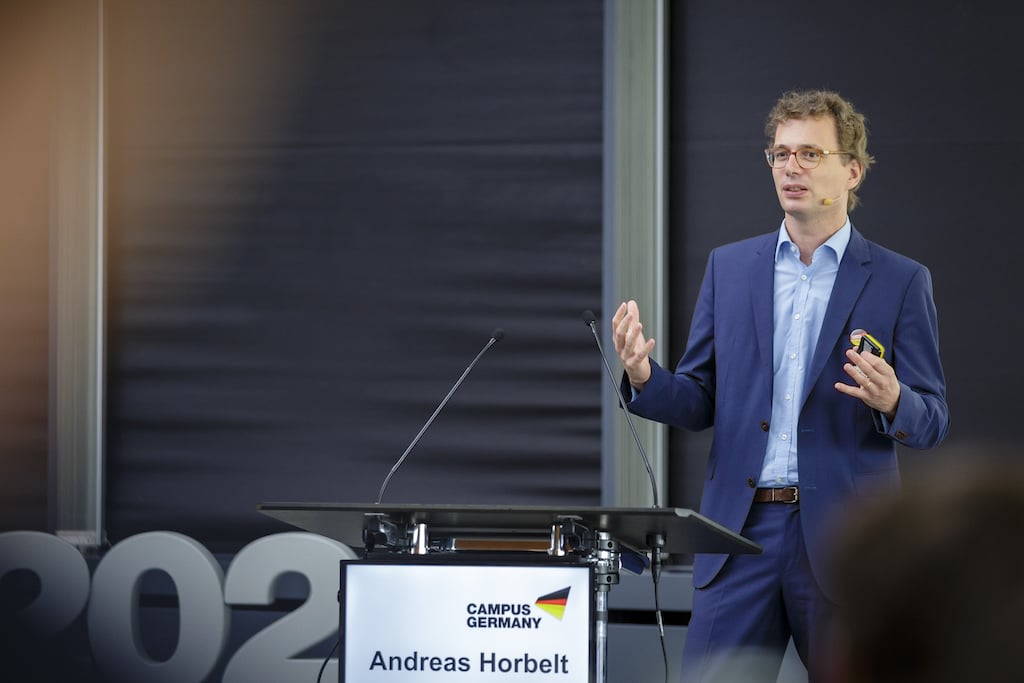 Andreas Horbelt, Kreativdirektor bei facts and fiction, stellt den Deutschen Pavillon CAMPUS GERMANY vor