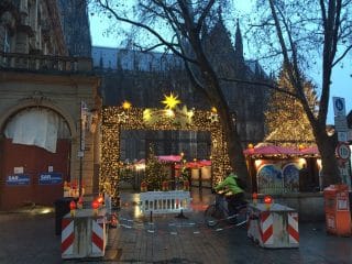 Betonsperren am Eingang zum Kölner Weihnachtsmark 2017