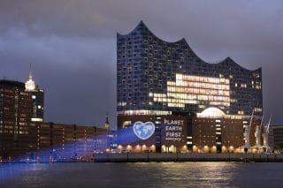 Planet Earth First Projektion auf die Elbphilharmonie in HamburgKlima Projektion auf die Elbphilharmonie in Hamburg