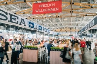 Viel Raum wurde für Gespräche und das Probieren der gastronomischen Angebote an Hochtischen geschaffen.