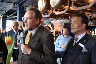 Tour Guide Matt Finke (l.) und Mike Blackman, Managing Director der ISE, bei der Begrüßung