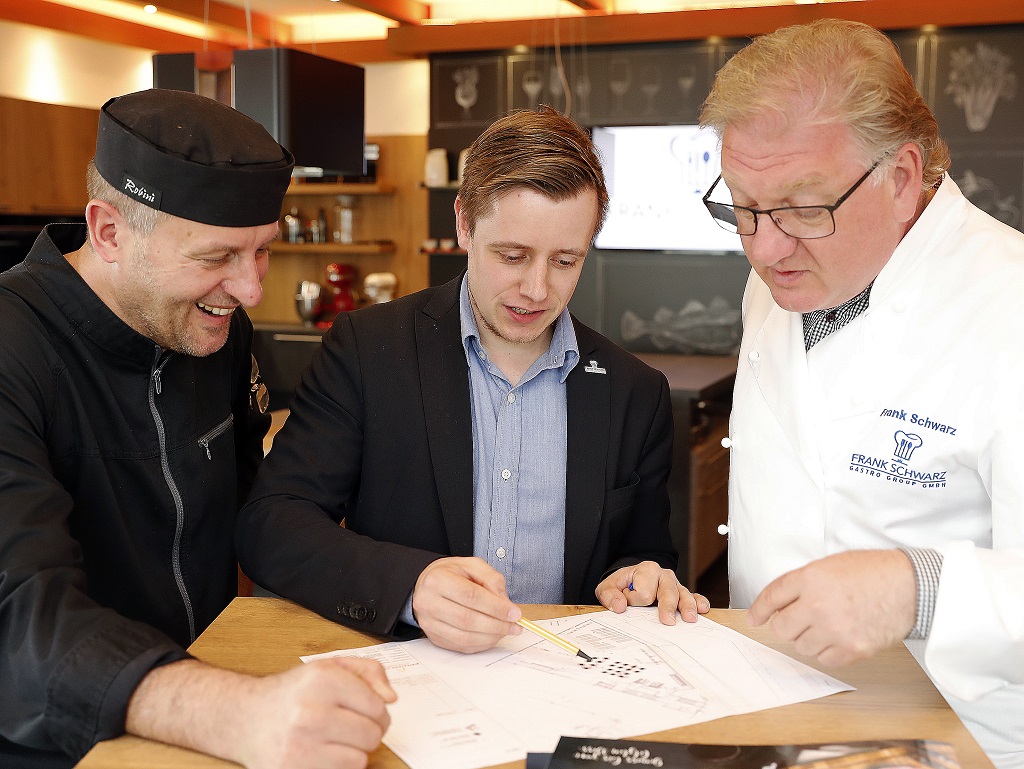 (v.l.n.r.): FSGG Küchendirektor Roger Achterath, Marco May und FSGG-Geschäftsführer Frank Schwarz