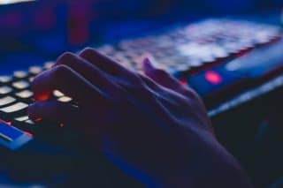 Hand-Tastatur-Computer-PC-digital-online-Sicherheit-IT