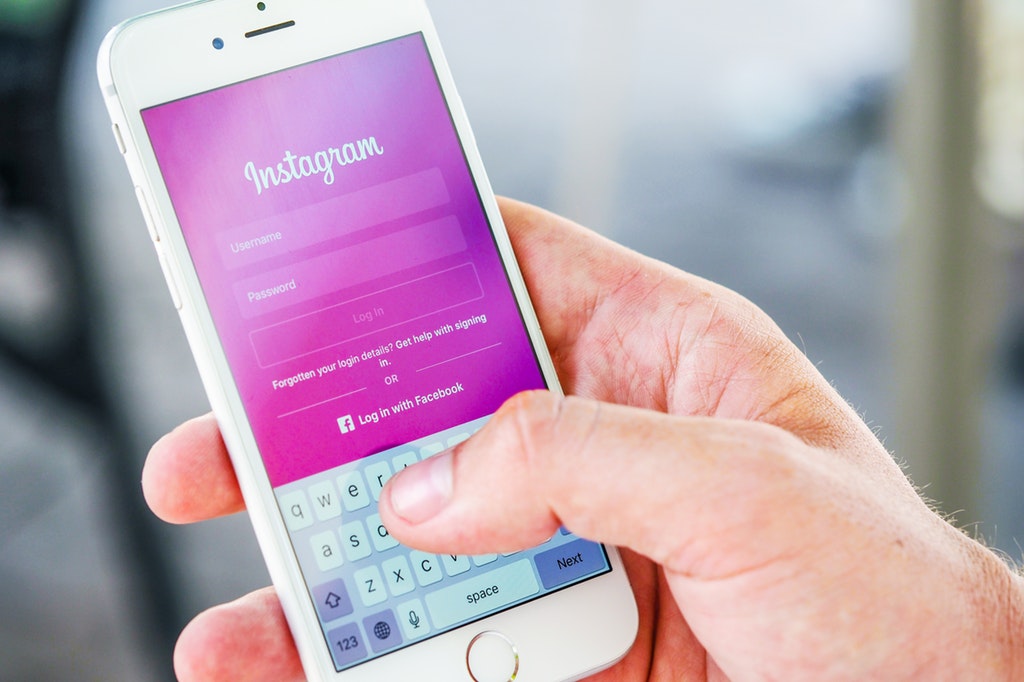 Smartphone-Hand-Social-Media-Instagram