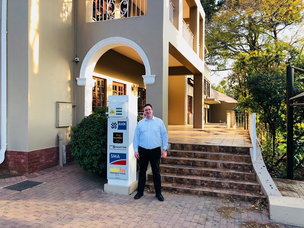 Oliver Maître, Geschäftsführer Vertrieb bei Guest-One, vor dem Standort der Deutschen Industrie- und Handelskammer für das südliche Afrika in Johannesburg
