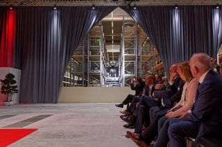 Reveal: Ein zuvor unverdächtig erscheinender Vorhang auf der rechten Seite des Raums wurde zum Abschluss des Festakts geöffnet und gab den Blick auf einen Teil des neuen Hochregallagers frei.