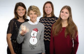 Frohe Weihnachten und einen guten Rutsch wünscht das EVENT PARTNER Team (v.l.): Anna Habenicht, Martina Courth, Lea Wegerhoff und Marina Dedy