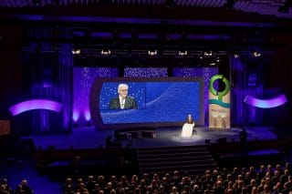 Bühnenbild mit Bundespräsident: Frank-Walter Steinmeier hielt in Mannheim eine lebhafte Rede. Ein markantes Ge-staltungsmerkmal war die so genannte „Preisstele“