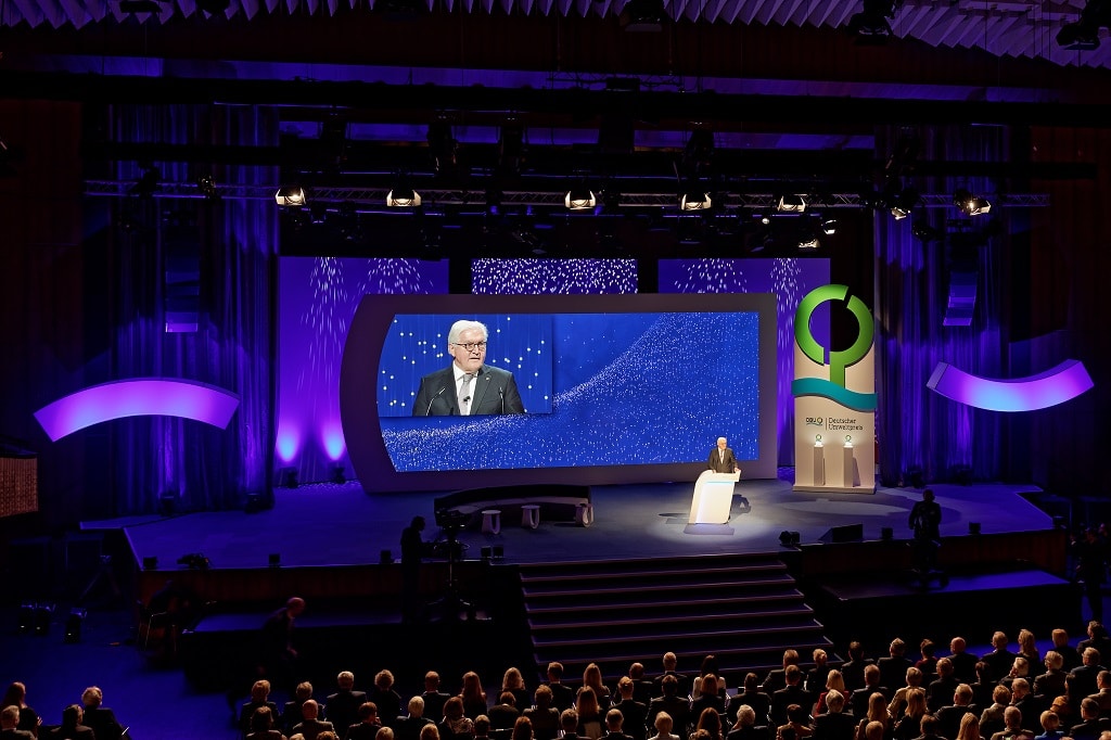 Bühnenbild mit Bundespräsident: Frank-Walter Steinmeier hielt in Mannheim eine lebhafte Rede. Ein markantes Ge-staltungsmerkmal war die so genannte „Preisstele“