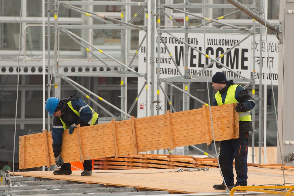 Arbeiter legen auf der Messe Muenchen waehrend dem Aufbau der bauma 2016 Holzbretter aus. 