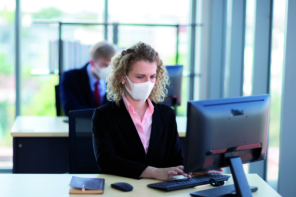 Frau-Maske-Mund-Nasen-Schutz-Büro-Arbeiten-Pandemie-Corona