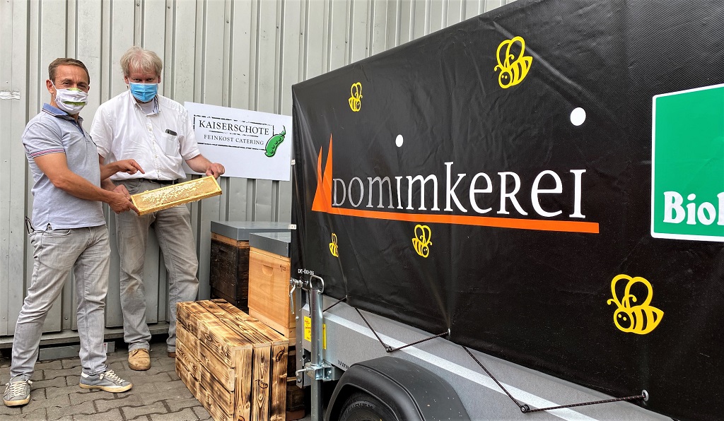 André Karpinski (links) nutzt jetzt Honig aus eigener Produktion