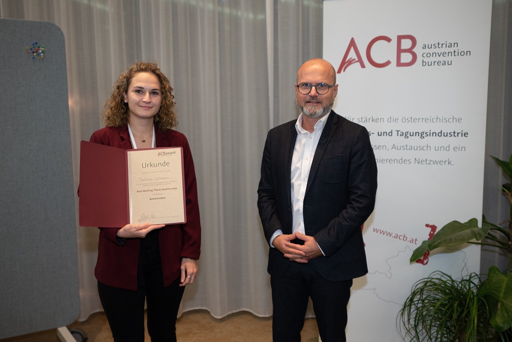 Belinda Vollmann, Absolventin der FHWien der Wirtschaftskammer Wien, mit ACB Präsident Gerhard Stübe bei der Verleihung zur Best Meeting Thesis Austria.