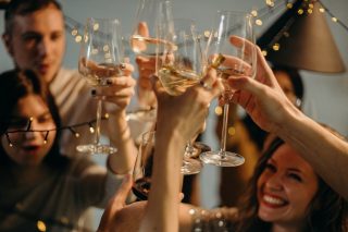 Incentive-Party-Feier-Wein-Anstoßen-Freude-Compliance