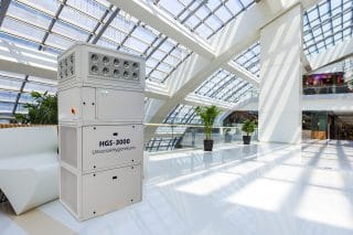 Der Hygieneturm LH HGS 3000 im Vertrieb von Steinicke ist für große Räumlichkeiten wie Foyers, Einkaufszenten oder Messe- und Produktionshallen vorgesehen.