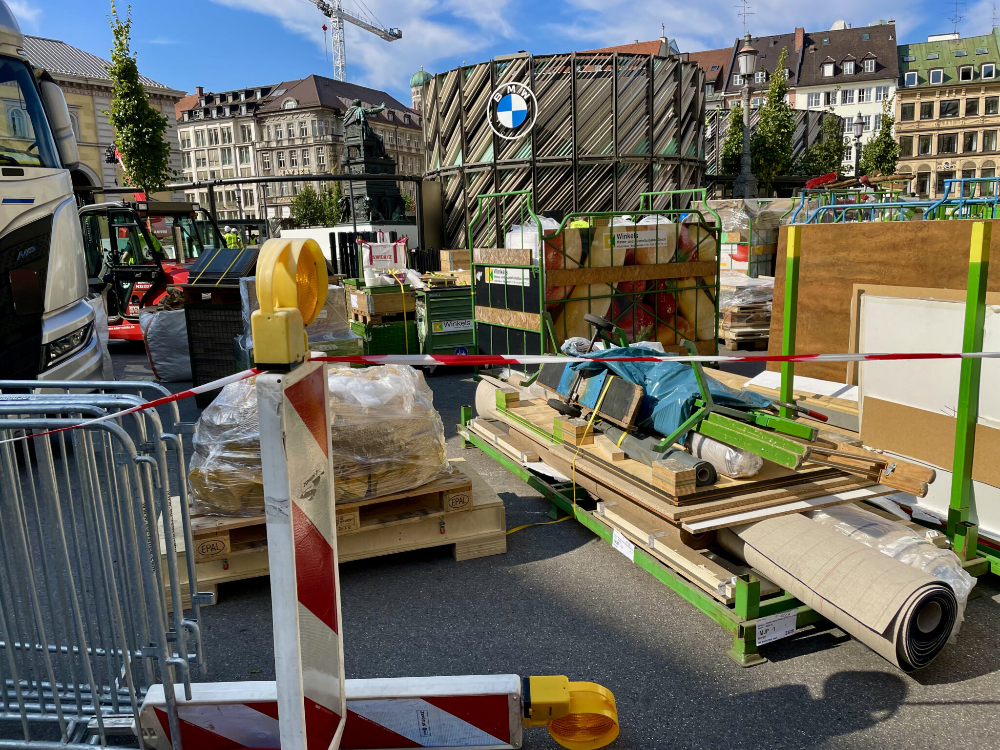 IAA Mobility 2021: Beim Abbau des BMW-Standes im Open Space wird das Material sauber verpackt.