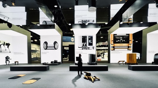 Hyundai präsentiert Objekte seines Roboter-Portfolios.