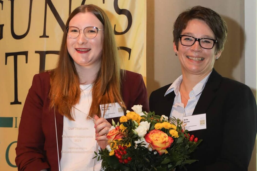 Über den Preis für das Seminar- und Eventzentrum Gut Thansen freuten sich Azubi-Sprecherin Julie-Marie Bonecke (l.) und Brita Harms.
