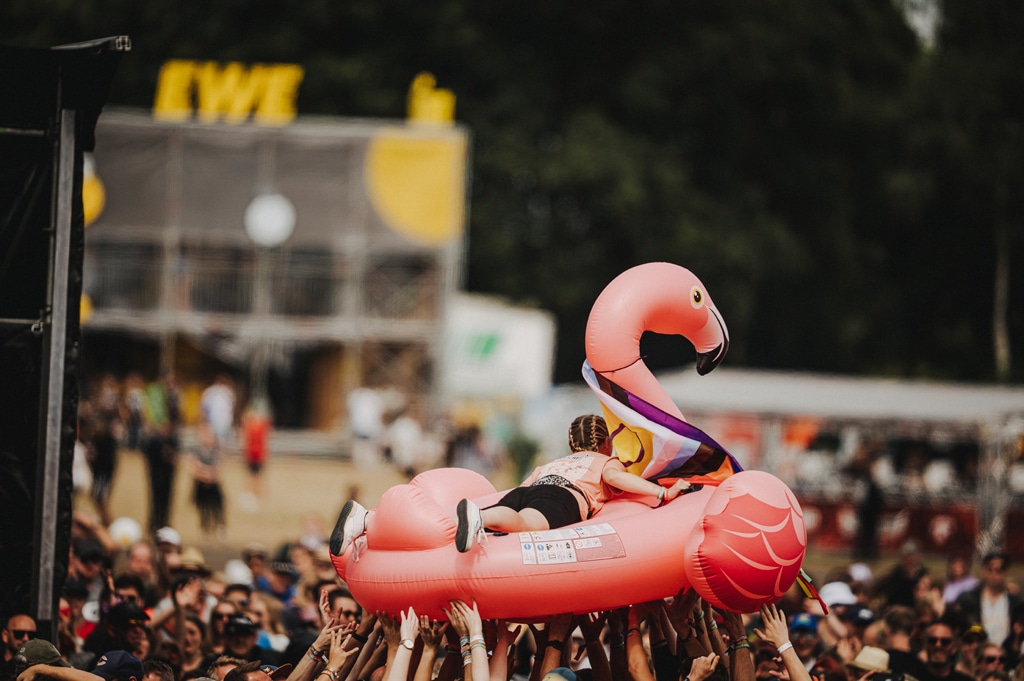 Aufblasbarer Flamingo auf einem Festival