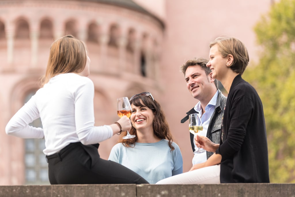 Menschen trinken Wein in Rheinland-Pfalz