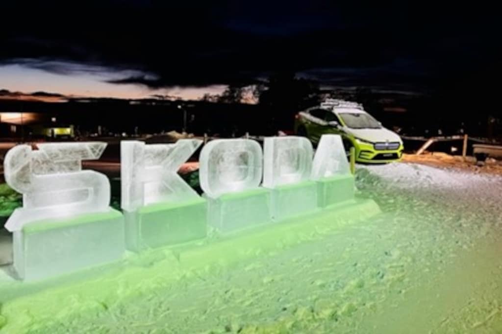 Škoda-Schriftzug auf Schnee beim 4 x 4 Driving Event