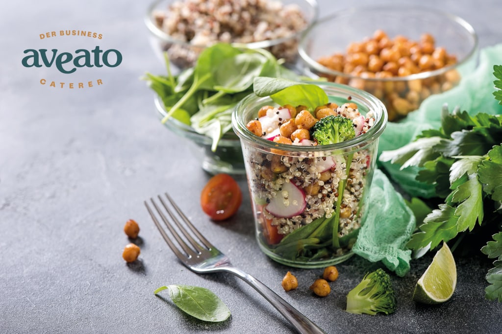 aveato Catering-Logo und Glas gefüllt mit Gemüse und Quinoa