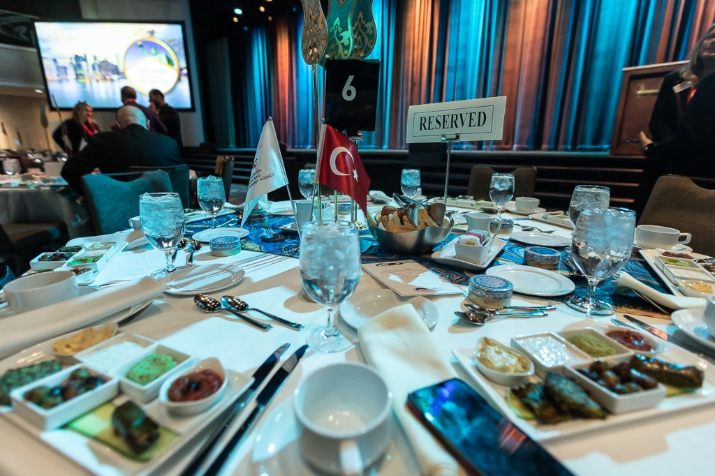 Gedeckter Tisch mit Türkei-Flagge in der Mitte