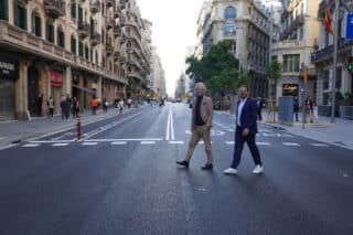 Elmar Tölg und Enrico Röthling gründeten den neuen Party Rent Standort in Barcelona, überqueren hier eine Straße in Barcelona.