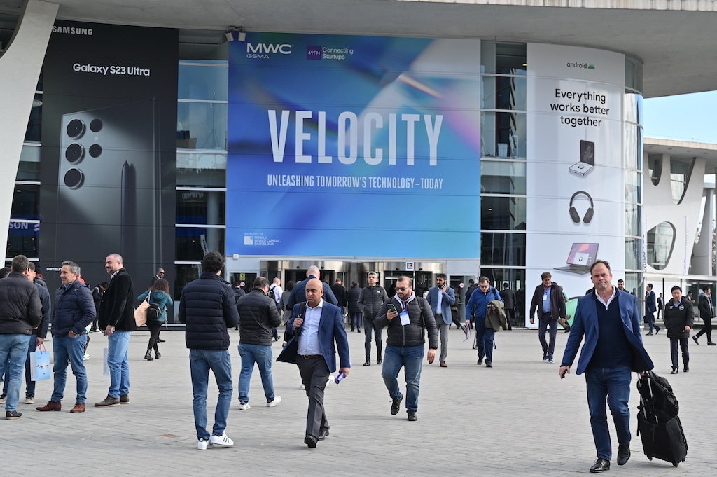 Blick auf Plakat von Velocity, Zentralthema des Mobile World Congress 2023
