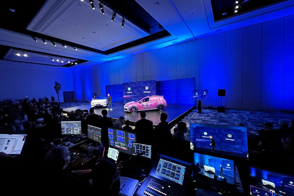 Volkswagen auf der Bühne der CES 2024 in Las Vegas; im Vordergrund verschiedene Displays mit Settings