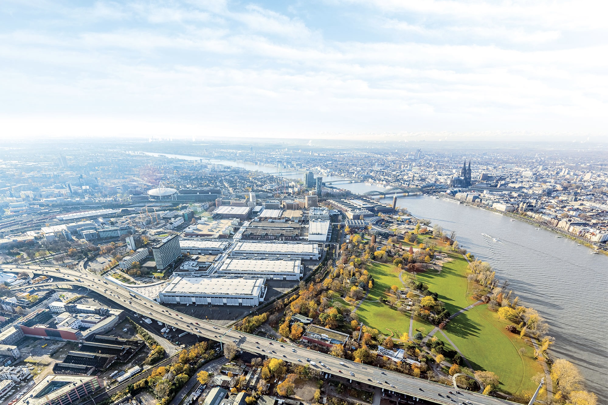 Koelnmesse KeyVisual, Luftaufnahme, Luftbild, Panorama, Koelnmessegelände, Nordansicht mit Zoobrücke, Rhein und Dom