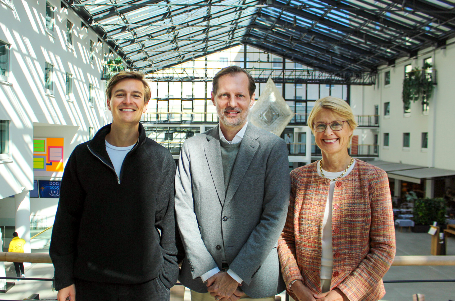 Daniel Neubauer (Mitte) mit Maxim Streletzki (links) und der Geschäftsführerin des Estrel, Ute Jacobs