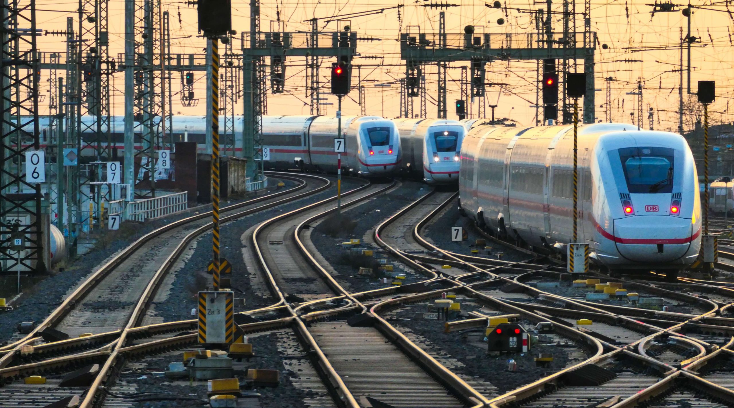 Frankfurt am Main Hbf im Licht der untergehenden Sonne - ICE 4 Baureihe 412 des DB Fernverkehr