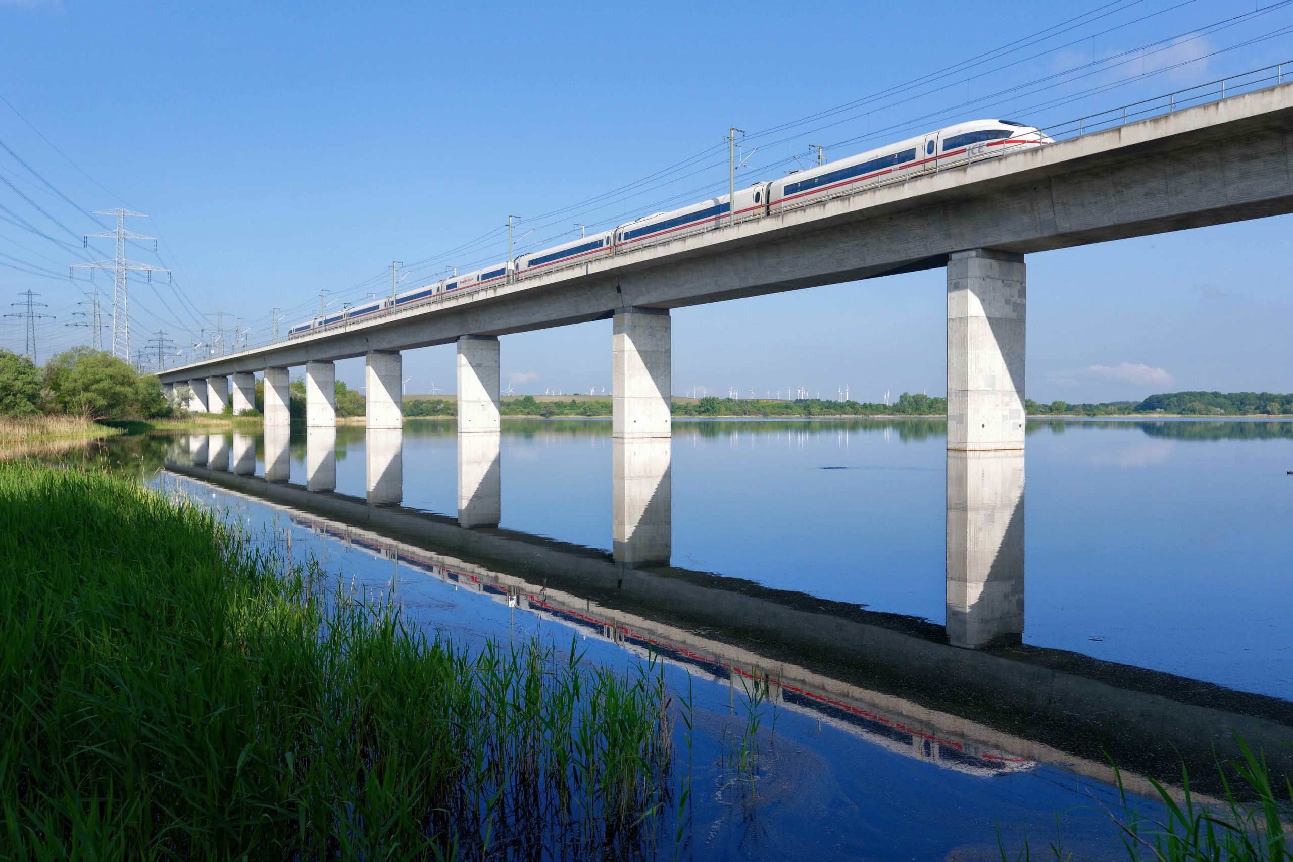 Ein ICE 3 Baureihe 403 überquert die Saale-Elster-Talbrücke (Deutschlands längste Bahnbrücke) mit Rattmannsdorfer Teich bei Schkopau auf der SFS Leipzig/Halle - Erfurt (VDE 8.2).