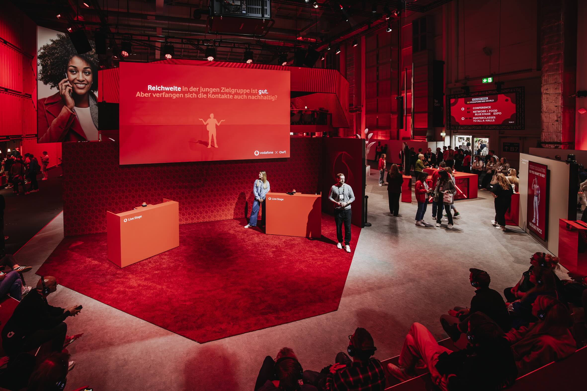 Vodafone hatte eine eigene kleine Show-Bühne auf dem Messestand.