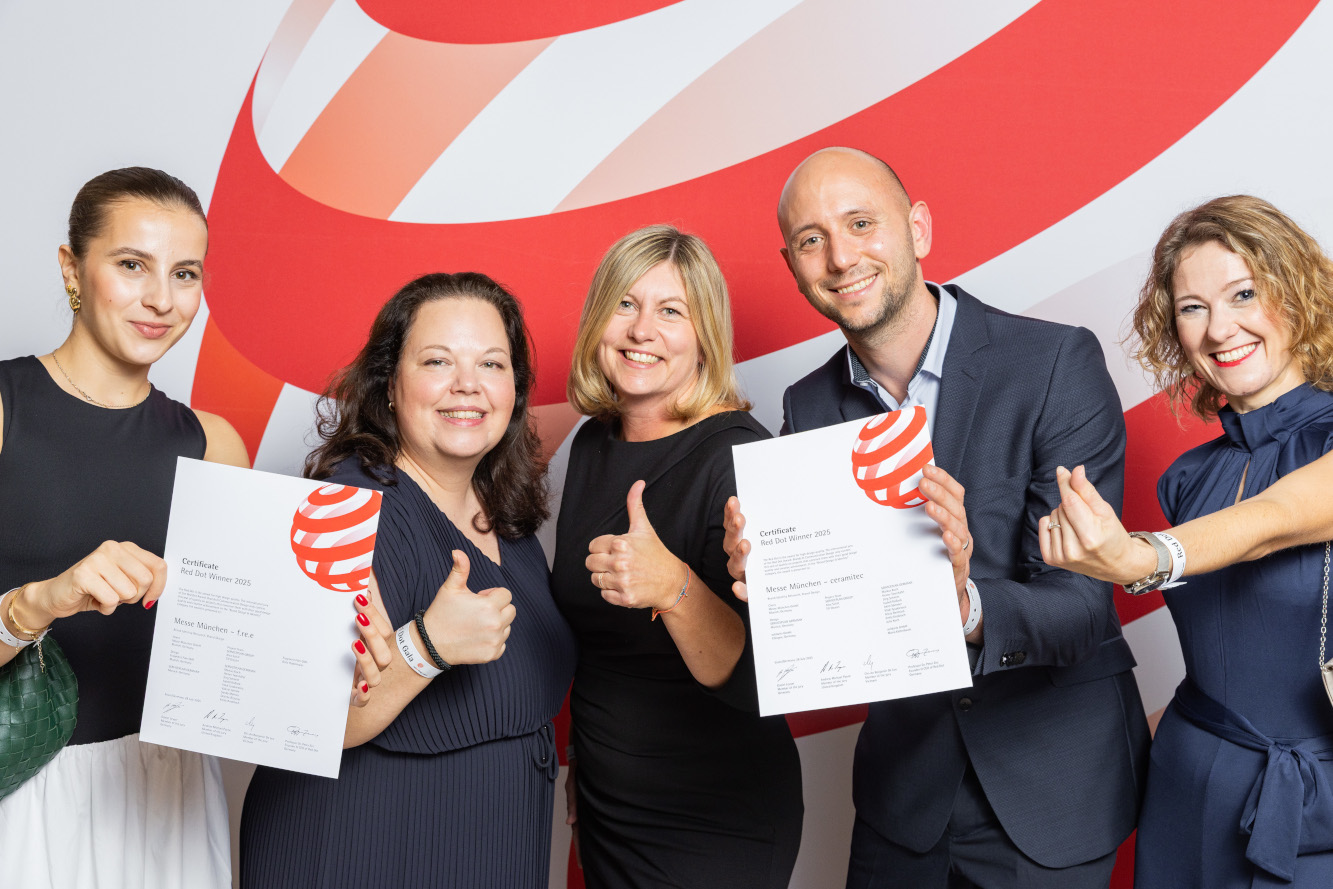 (v.l.n.r.): Emily Knobloch (Serviceplan), Isabell Kossack (Serviceplan), Tanja Schneider (Brand Manager ceramitec, Messe München), Akim Sämmer (Serviceplan) und Maritta Lepp (Exhibition Director ceramitec, Messe München)