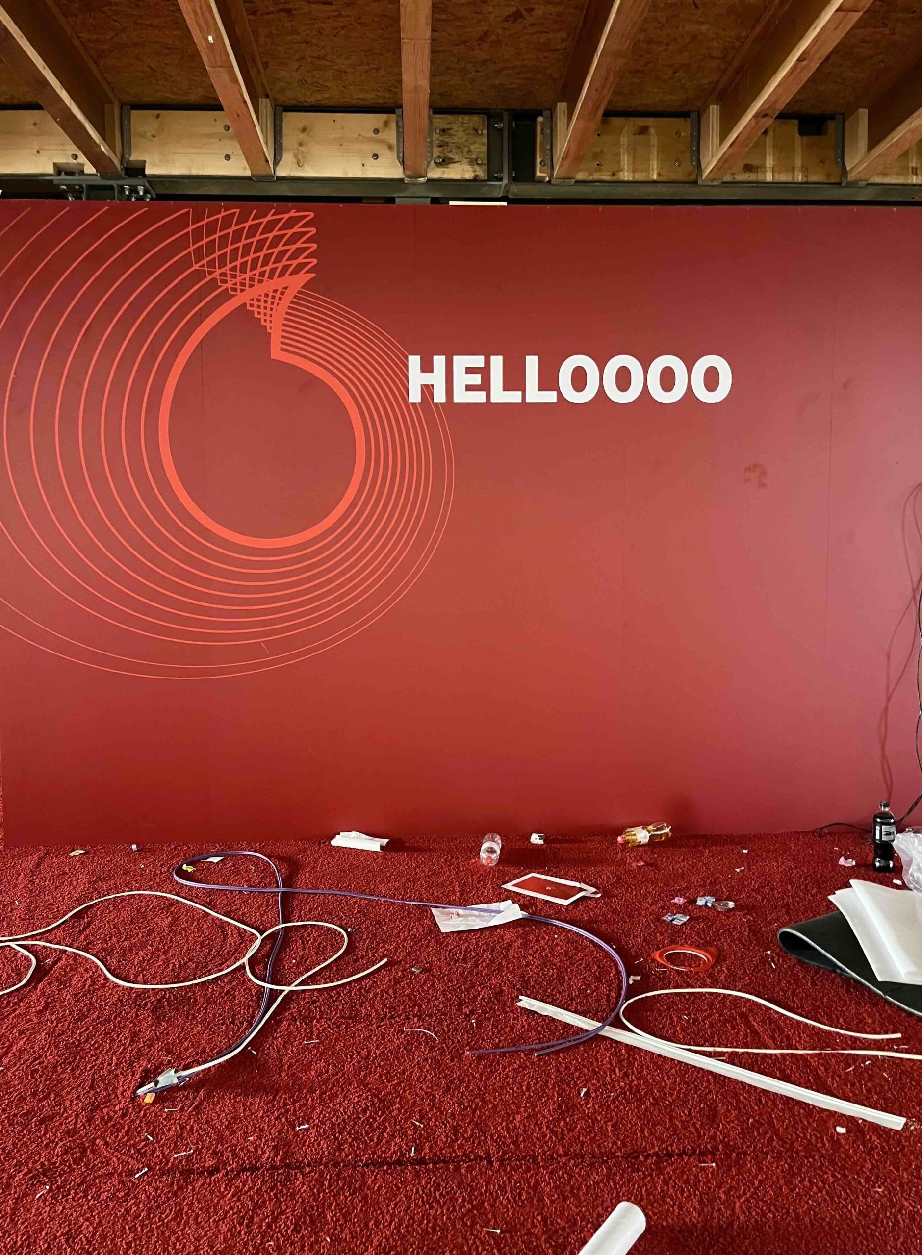 Der Vodafone Messestand auf der OMR beim Abbau.