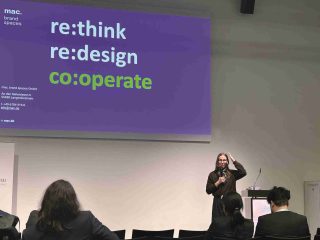 „Nachhaltigkeit sieht man nicht, Nachhaltigkeit weiß man“, so Sandra Henze von mac.brand spaces in ihrem Vortrag. Sie setzt auf Kreislaufwirtschaft im Messegeschäft.