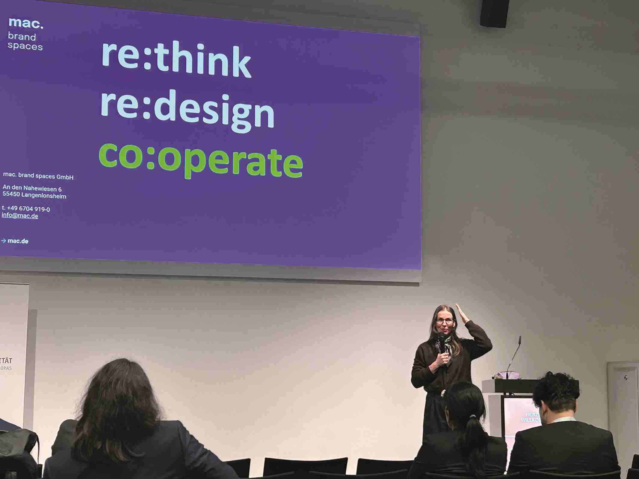 „Nachhaltigkeit sieht man nicht, Nachhaltigkeit weiß man“, so Sandra Henze von mac.brand spaces in ihrem Vortrag. Sie setzt auf Kreislaufwirtschaft im Messegeschäft.